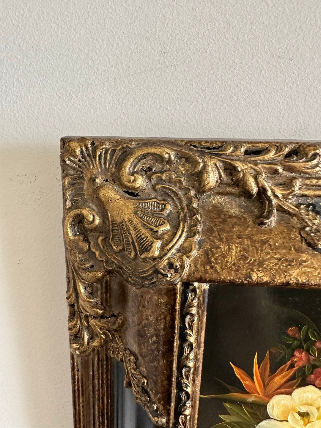 Peinture florale sur planche signée encadrement baroque