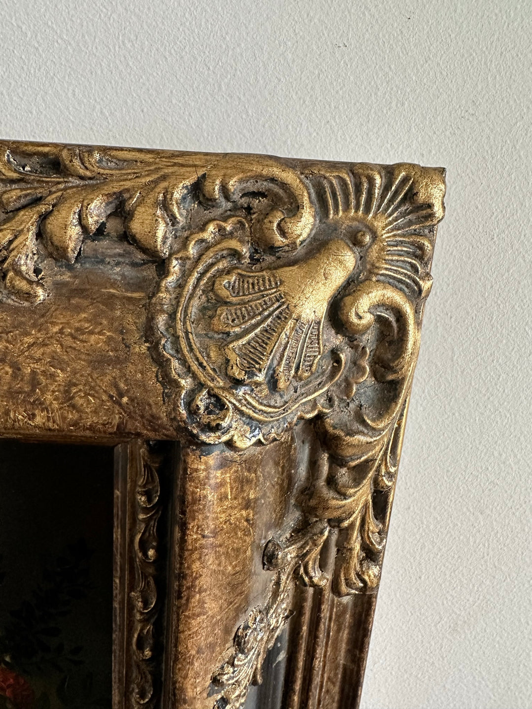 Peinture florale sur planche signée encadrement baroque