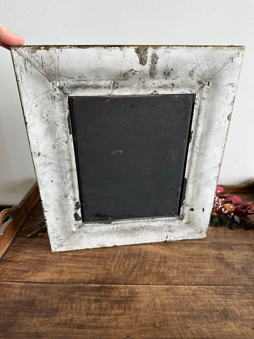 Peinture florale sur planche signée encadrement baroque
