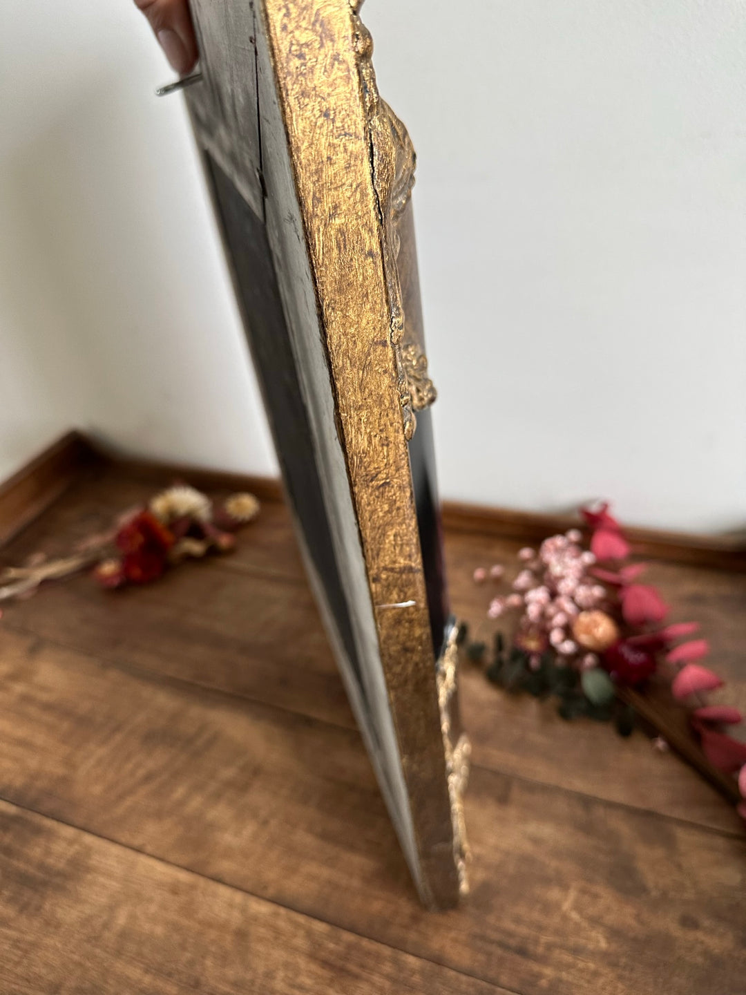 Peinture florale sur planche signée encadrement baroque