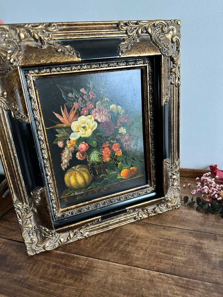 Peinture florale sur planche signée encadrement baroque