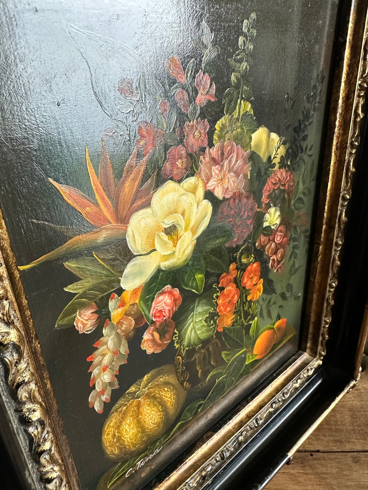 Peinture florale sur planche signée encadrement baroque