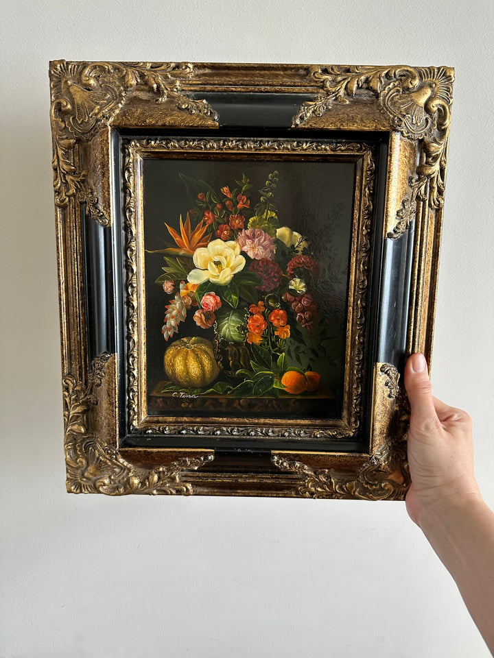 Peinture florale sur planche signée encadrement baroque