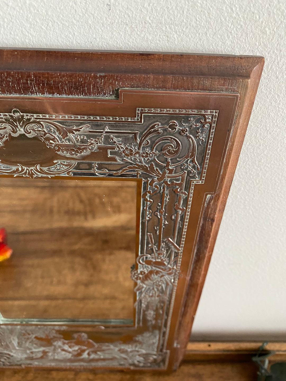 Miroir encadré bois décoré d'une plaque de cuivre