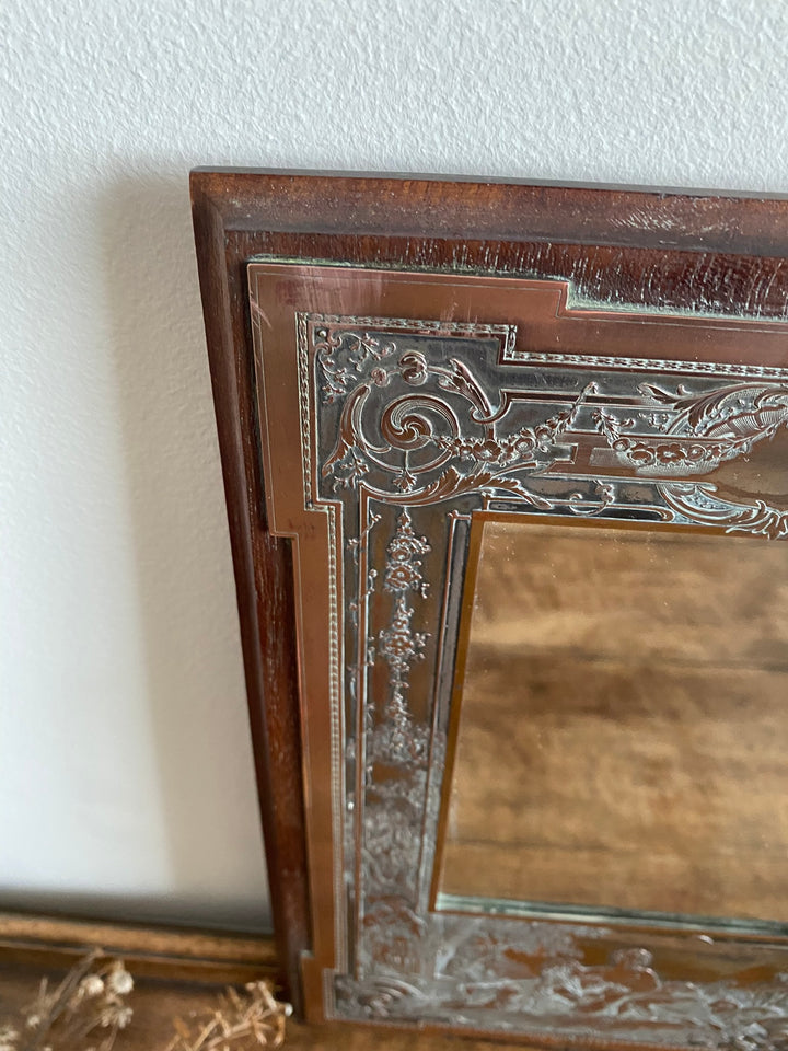 Miroir encadré bois décoré d'une plaque de cuivre