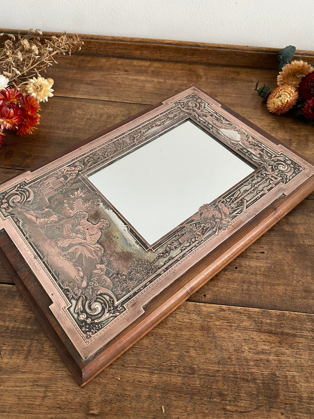 Miroir encadré bois décoré d'une plaque de cuivre