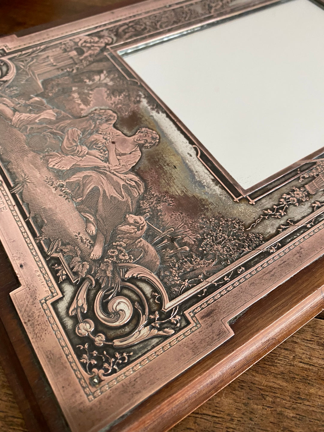 Miroir encadré bois décoré d'une plaque de cuivre