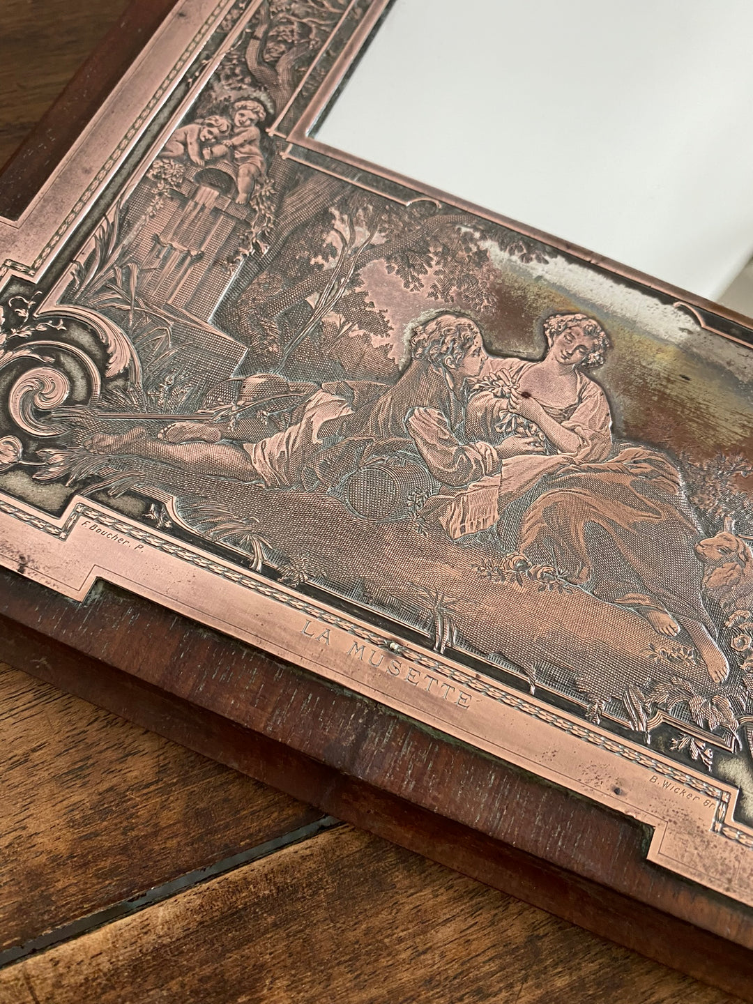 Miroir encadré bois décoré d'une plaque de cuivre