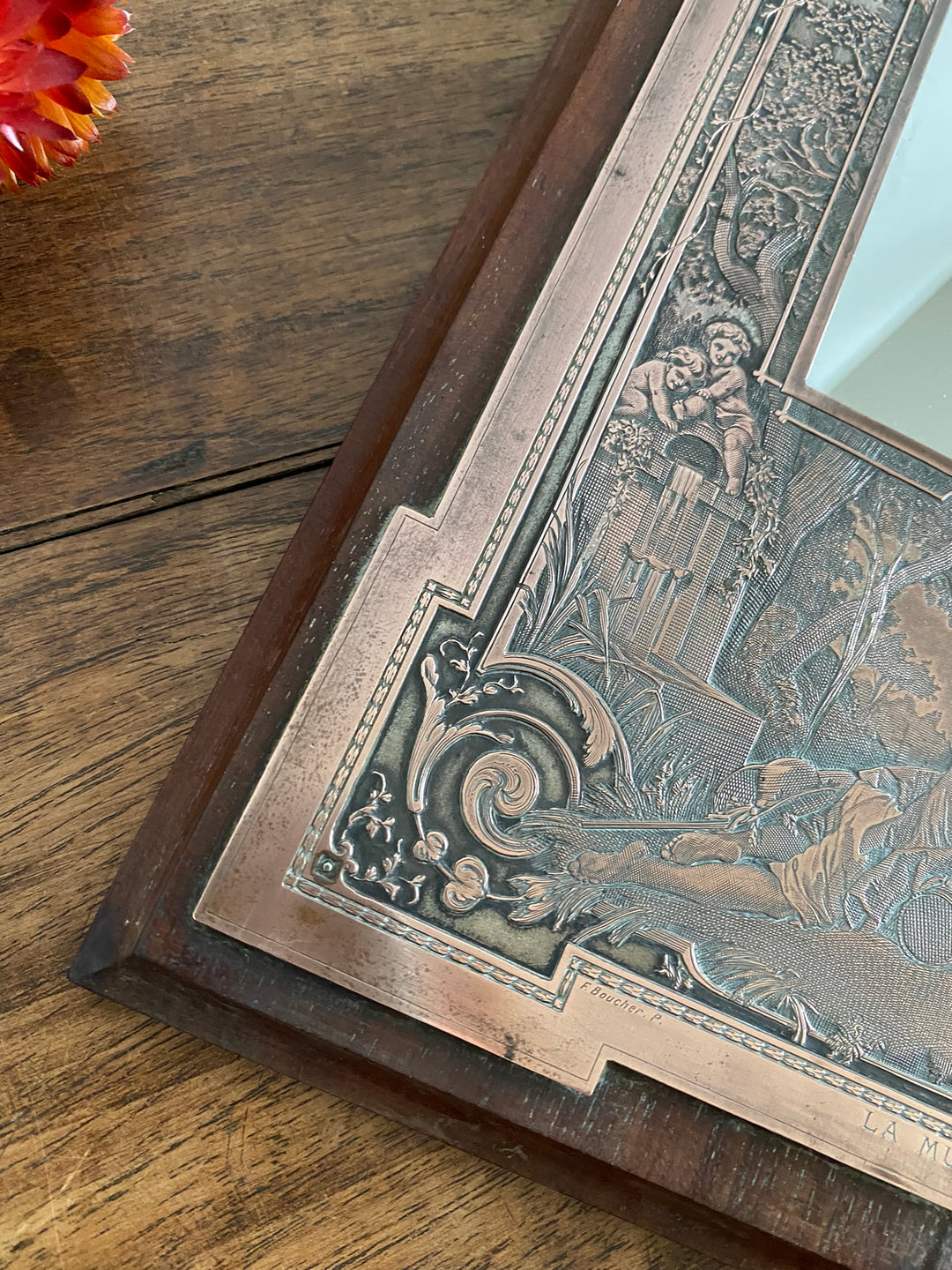 Miroir encadré bois décoré d'une plaque de cuivre