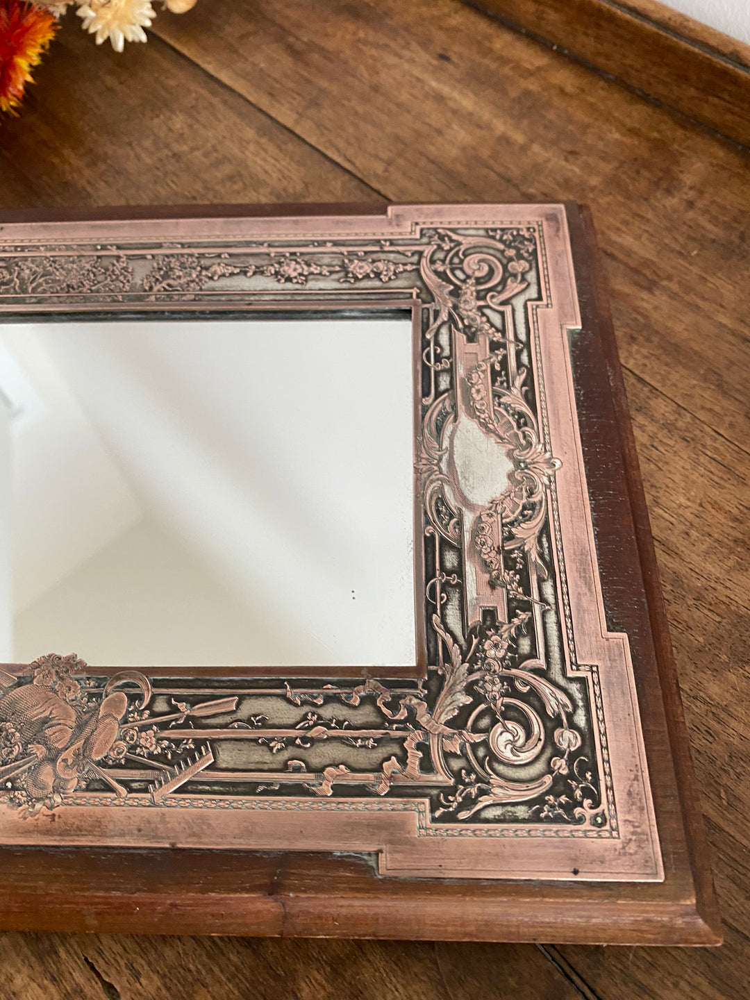 Miroir encadré bois décoré d'une plaque de cuivre