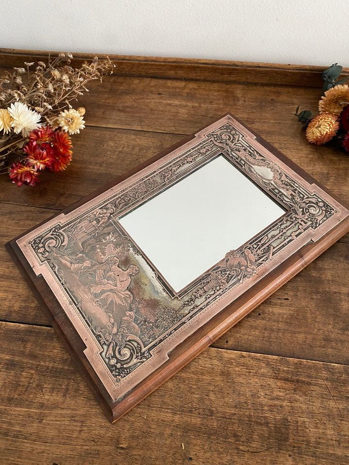 Miroir encadré bois décoré d'une plaque de cuivre