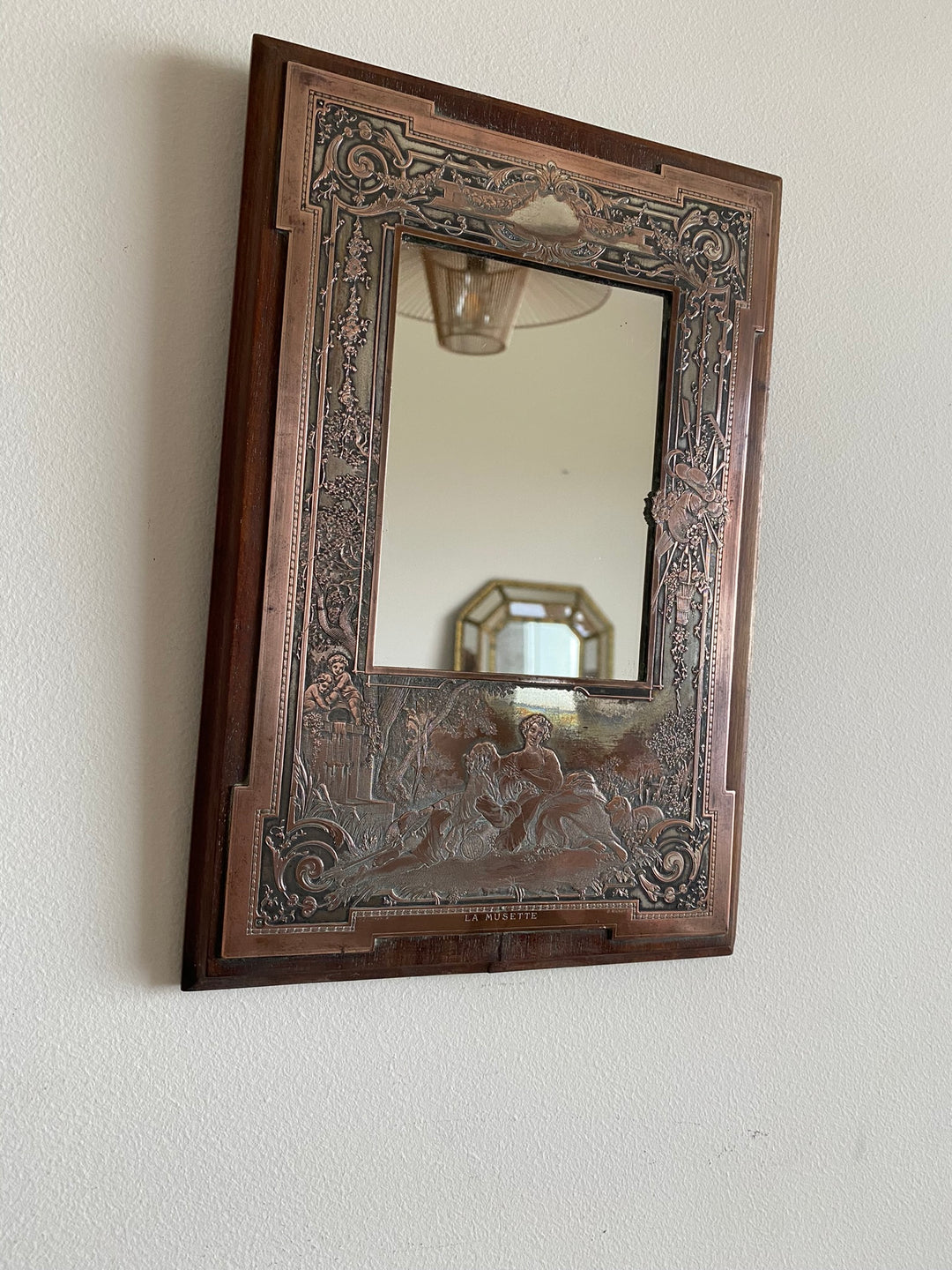 Miroir encadré bois décoré d'une plaque de cuivre
