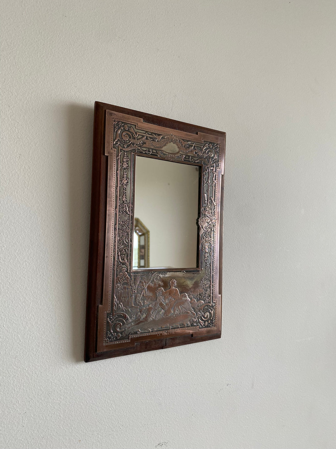 Miroir encadré bois décoré d'une plaque de cuivre