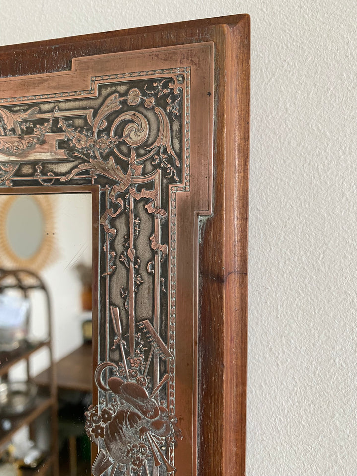 Miroir encadré bois décoré d'une plaque de cuivre