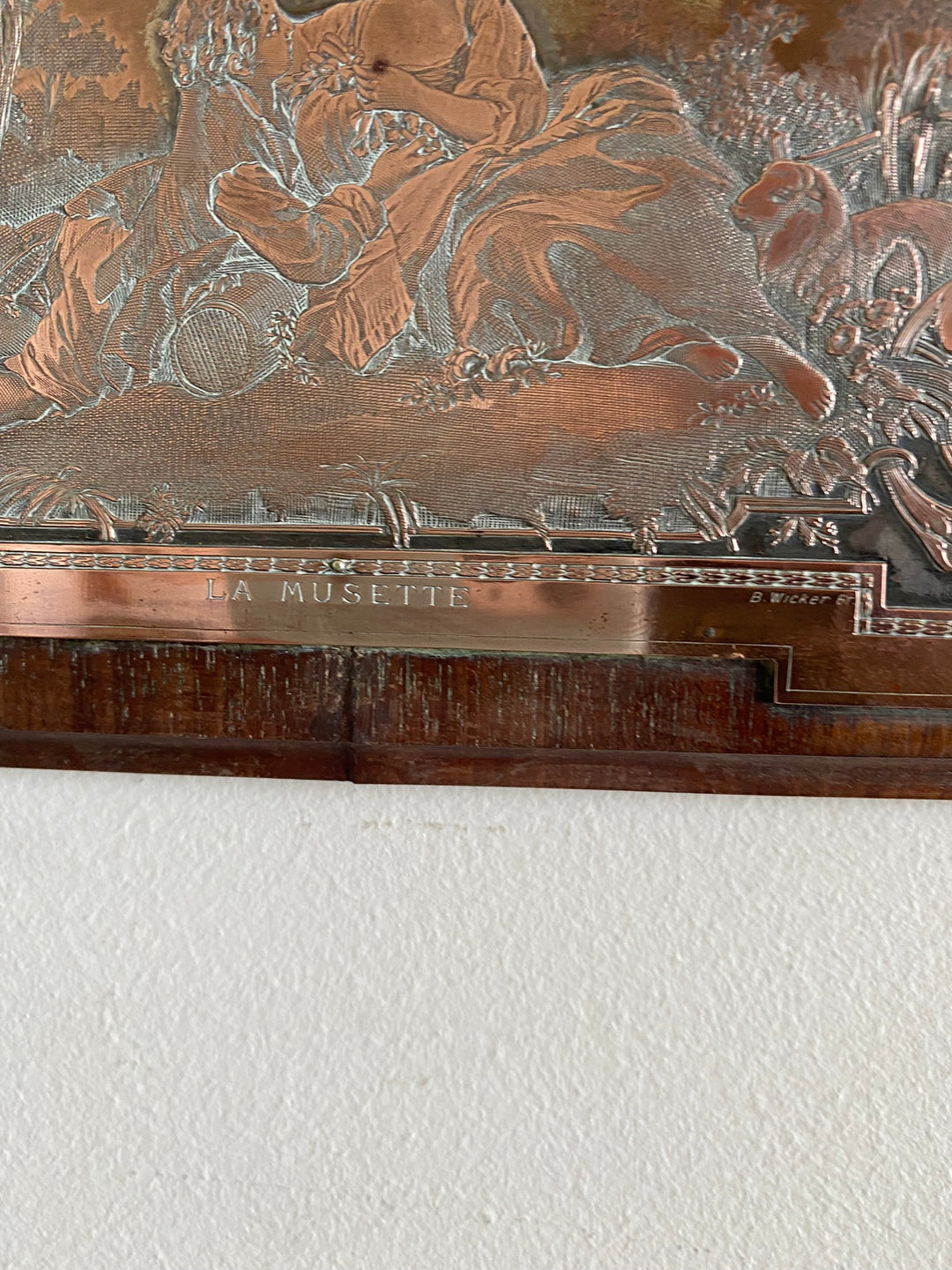 Miroir encadré bois décoré d'une plaque de cuivre