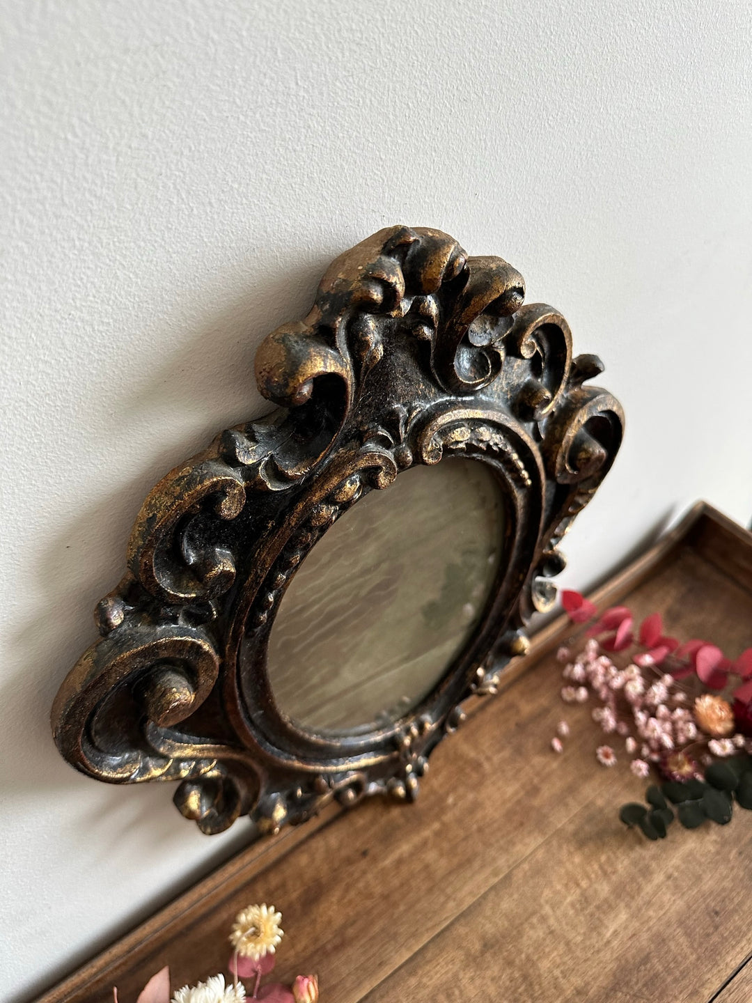 Miroir florentin en bois couleur noir et or