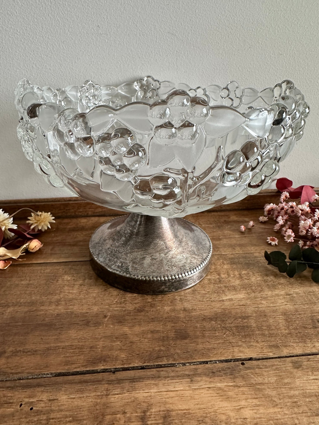 Coupe à fruits en verre givré sur pied en métal argenté