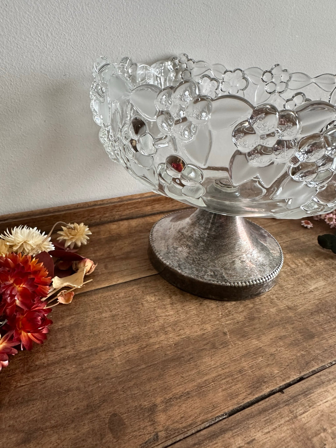 Coupe à fruits en verre givré sur pied en métal argenté
