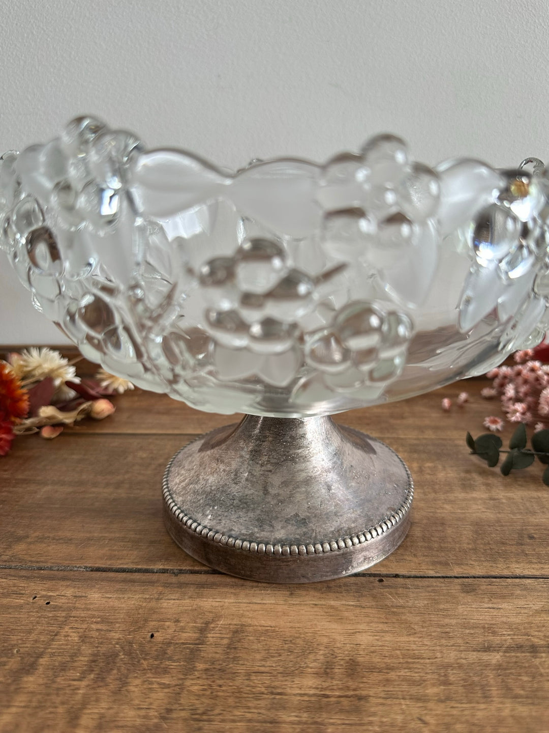 Coupe à fruits en verre givré sur pied en métal argenté