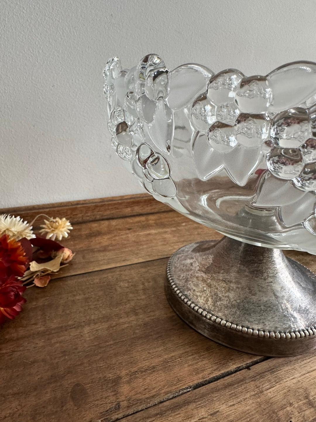 Coupe à fruits en verre givré sur pied en métal argenté