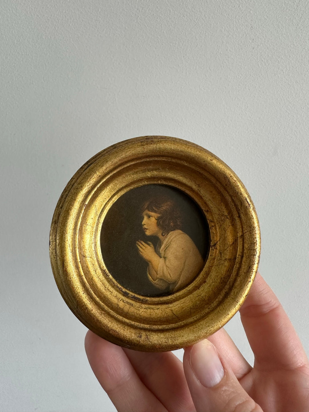 Médaillon en bois doré Le petit Samuel par Reynolds.