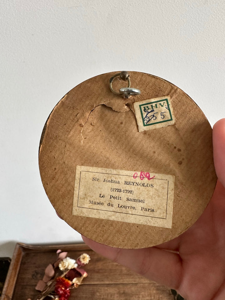 Médaillon en bois doré Le petit Samuel par Reynolds.