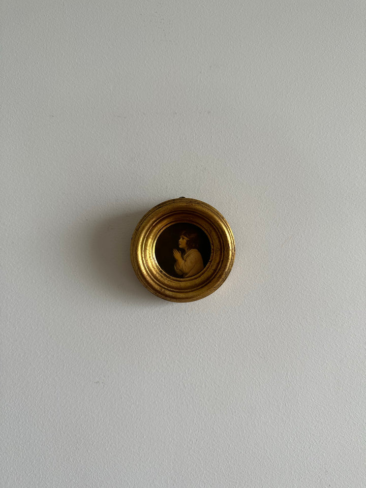 Médaillon en bois doré Le petit Samuel par Reynolds.