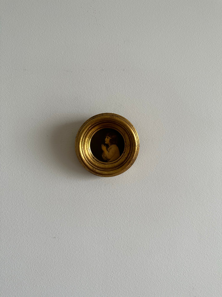 Médaillon en bois doré Le petit Samuel par Reynolds.