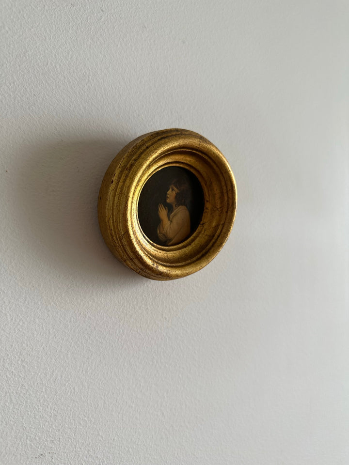 Médaillon en bois doré Le petit Samuel par Reynolds.
