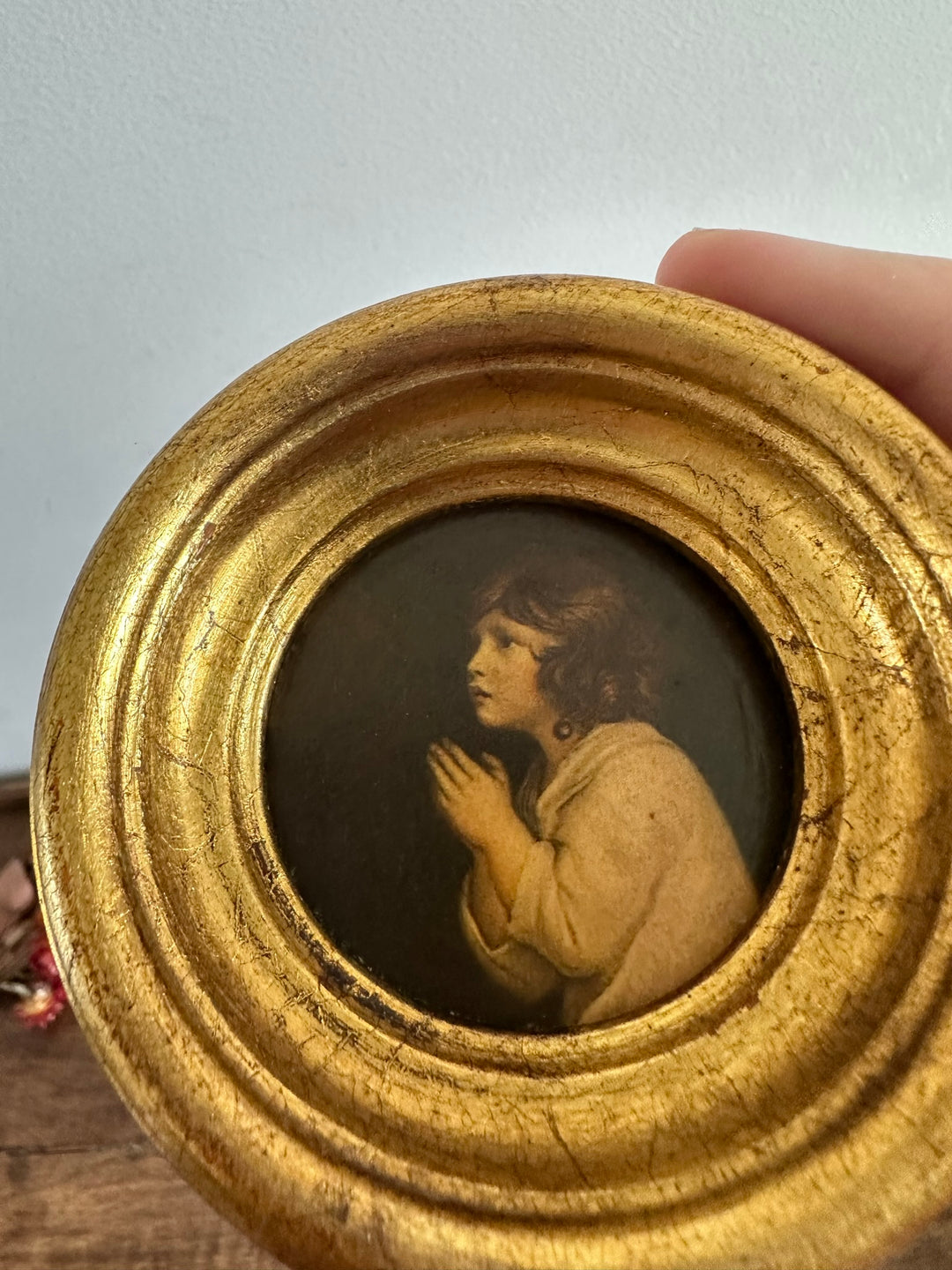 Médaillon en bois doré Le petit Samuel par Reynolds.