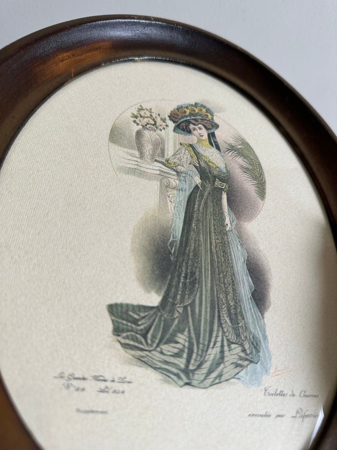 Les grandes modes de Paris dans cadre en bois oval