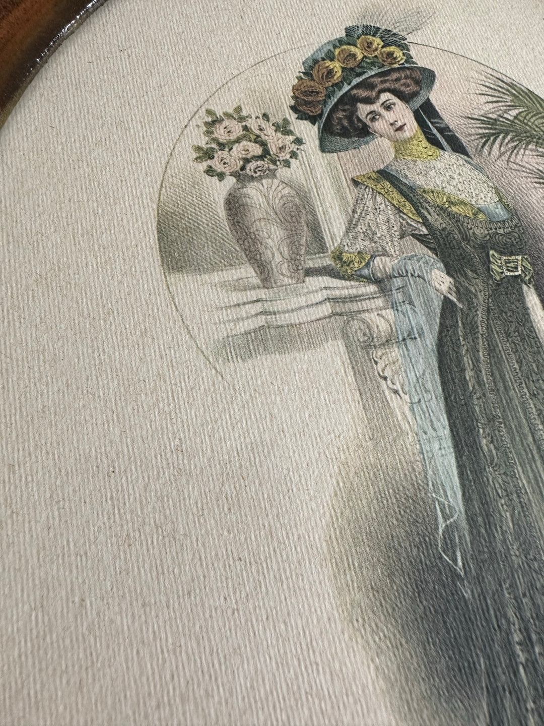 Les grandes modes de Paris dans cadre en bois oval