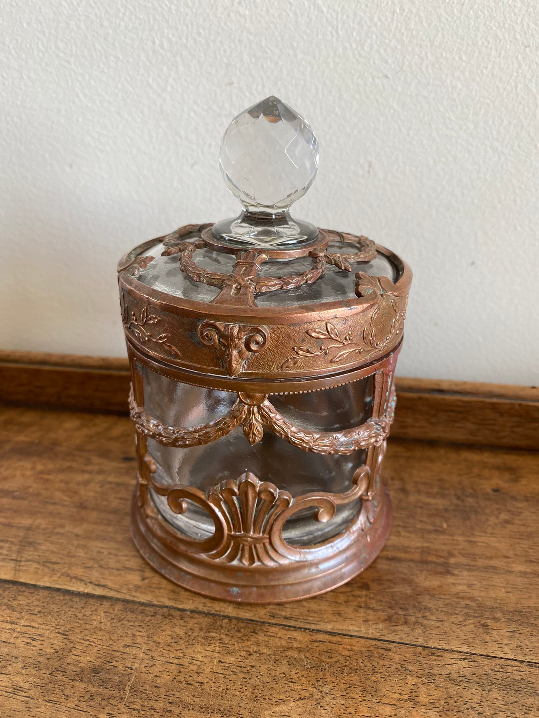 Bonbonnière en verre cerclée de cuivre
