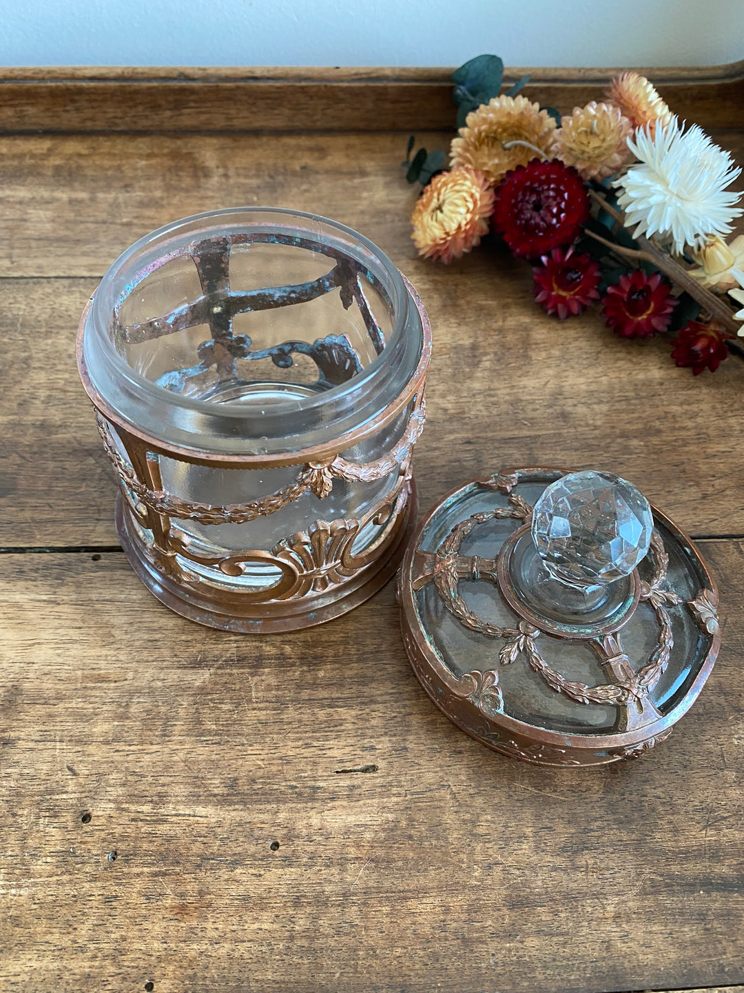 Bonbonnière en verre cerclée de cuivre