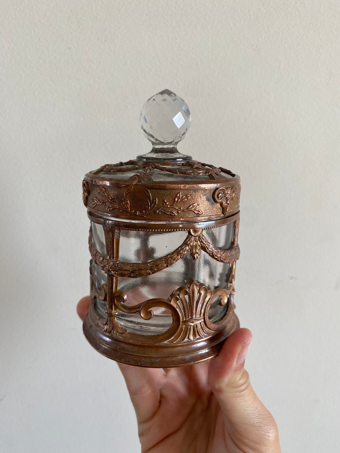 Bonbonnière en verre cerclée de cuivre