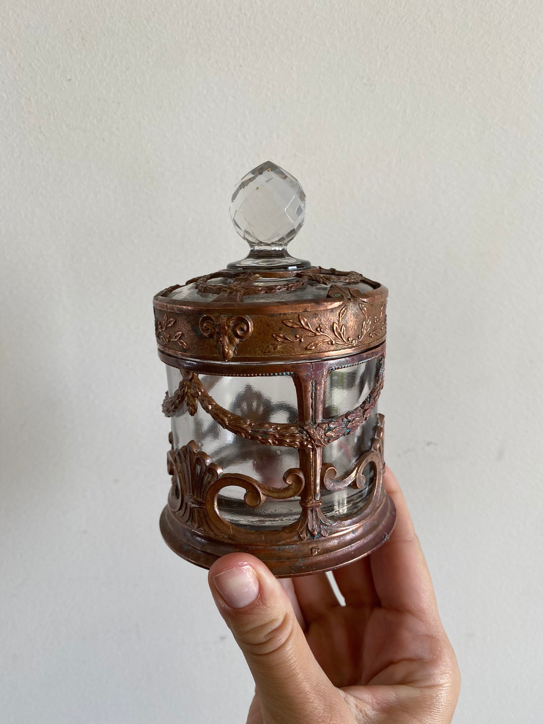 Bonbonnière en verre cerclée de cuivre