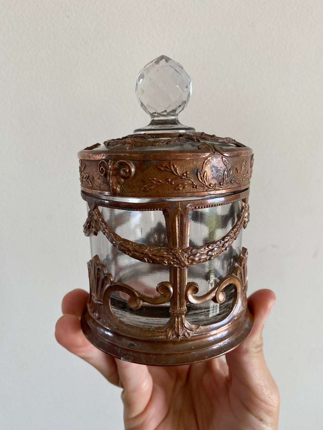 Bonbonnière en verre cerclée de cuivre