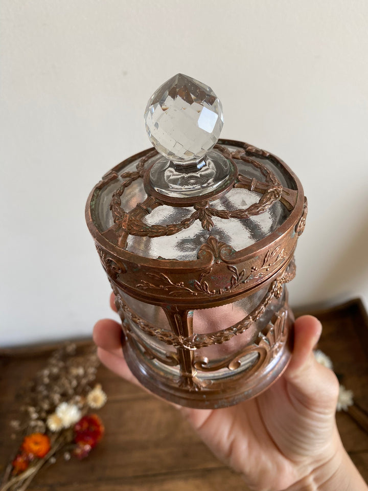 Bonbonnière en verre cerclée de cuivre