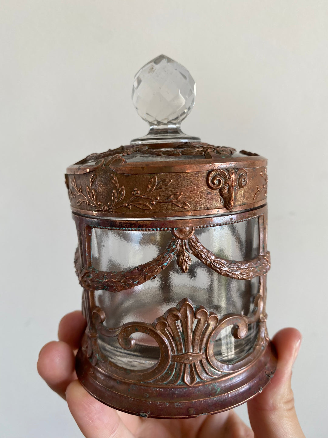 Bonbonnière en verre cerclée de cuivre