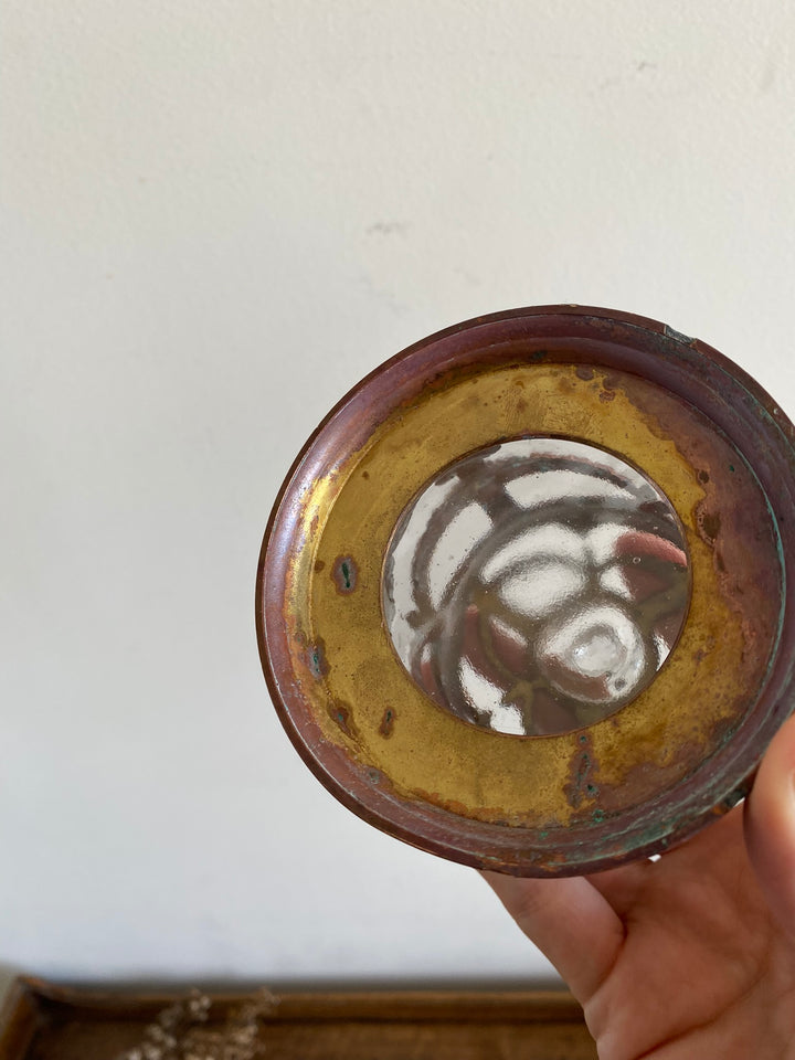 Bonbonnière en verre cerclée de cuivre