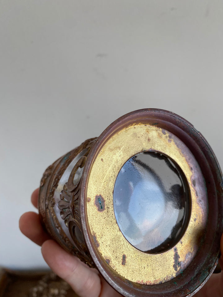 Bonbonnière en verre cerclée de cuivre