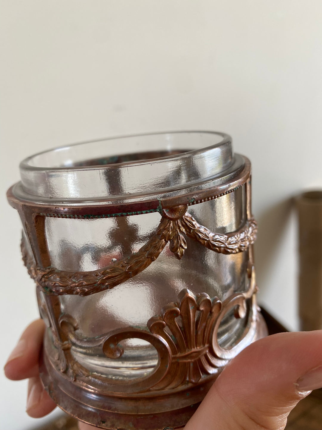 Bonbonnière en verre cerclée de cuivre