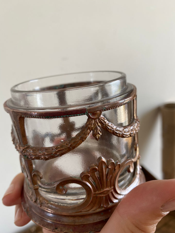 Bonbonnière en verre cerclée de cuivre