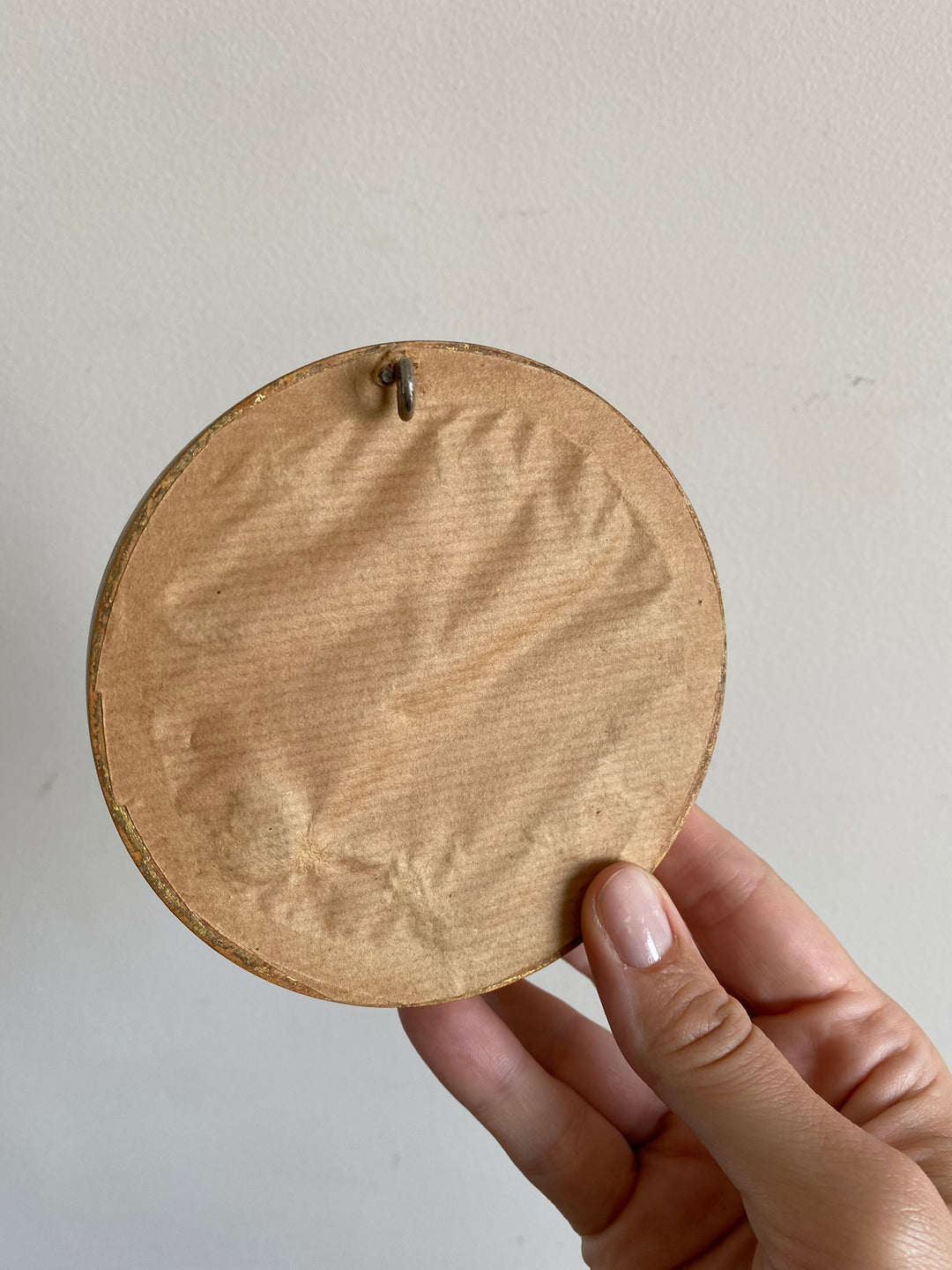 Broderie encadrée sur fond noir cadre rond doré
