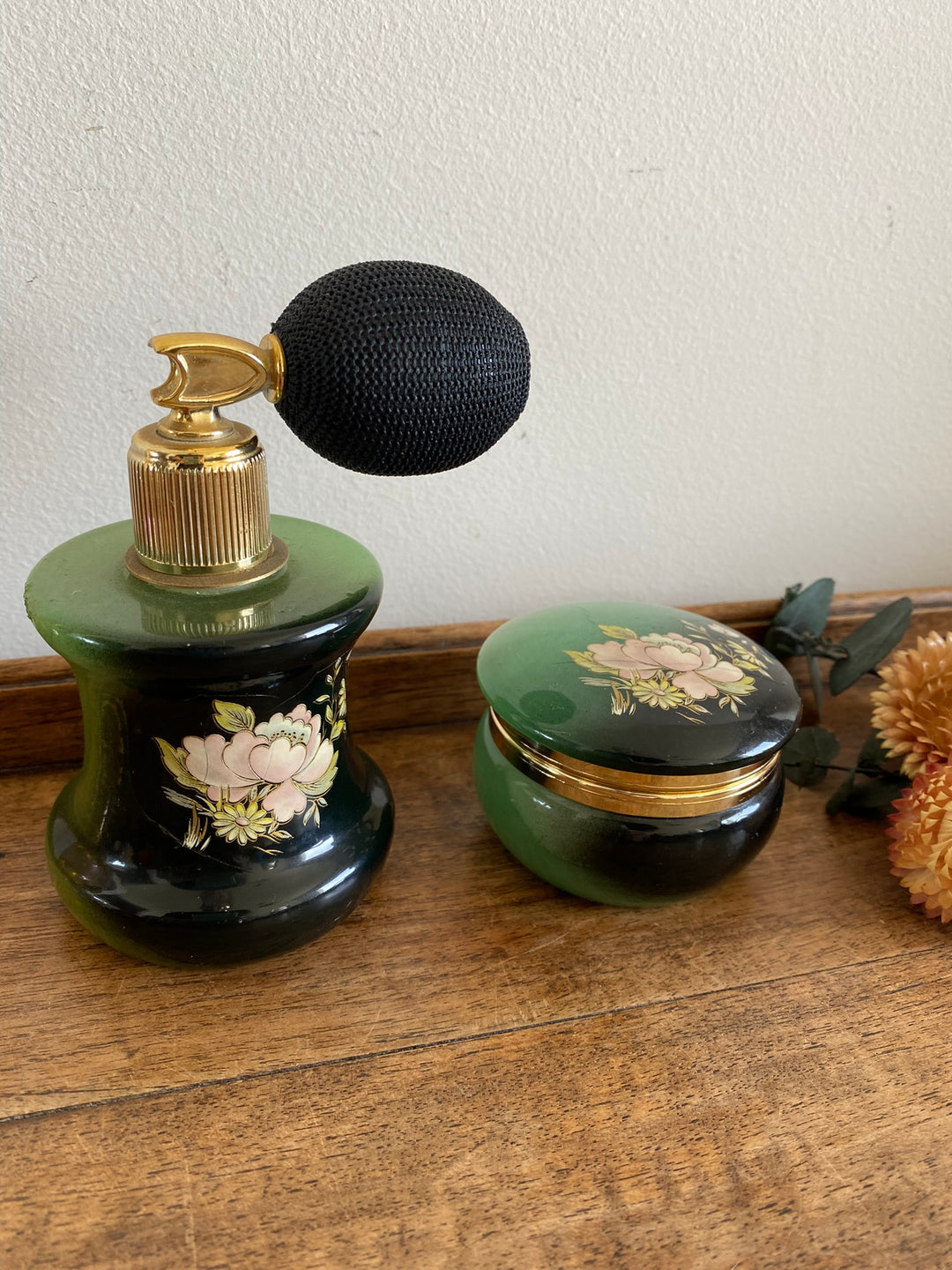 Eléments de toilette en opaline et verre colorés