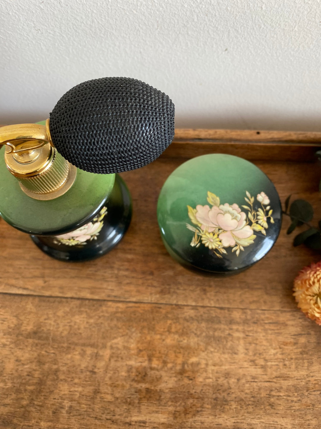 Eléments de toilette en opaline et verre colorés