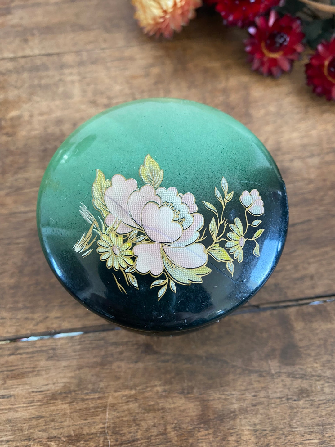 Eléments de toilette en opaline et verre colorés