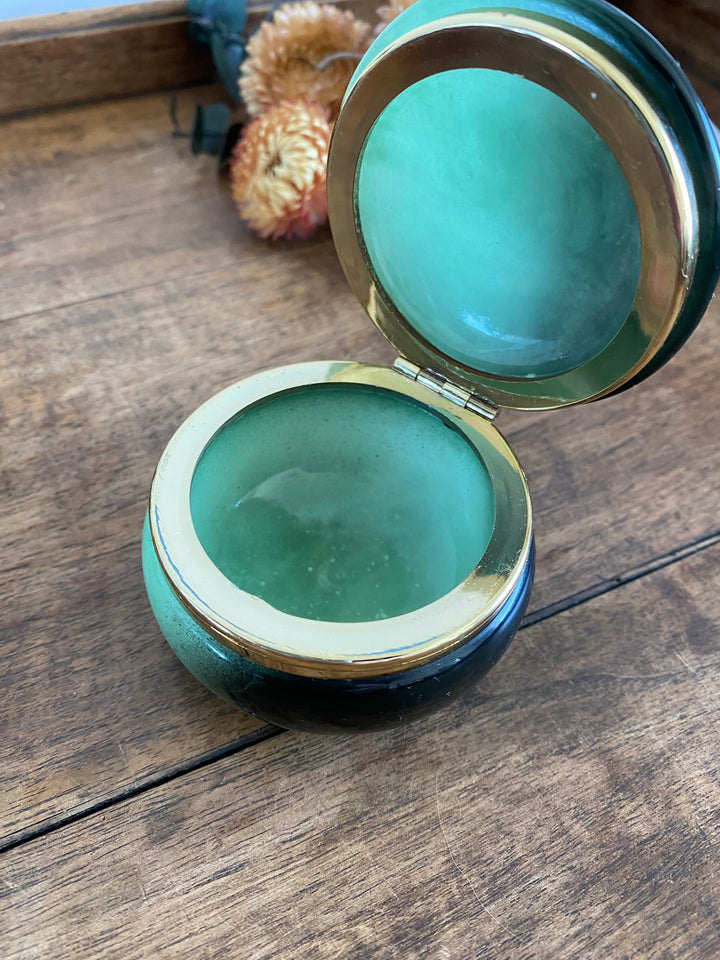 Eléments de toilette en opaline et verre colorés
