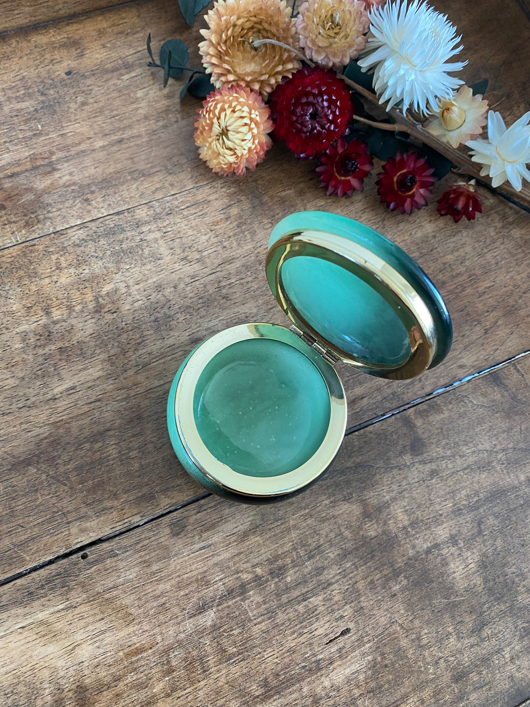 Eléments de toilette en opaline et verre colorés