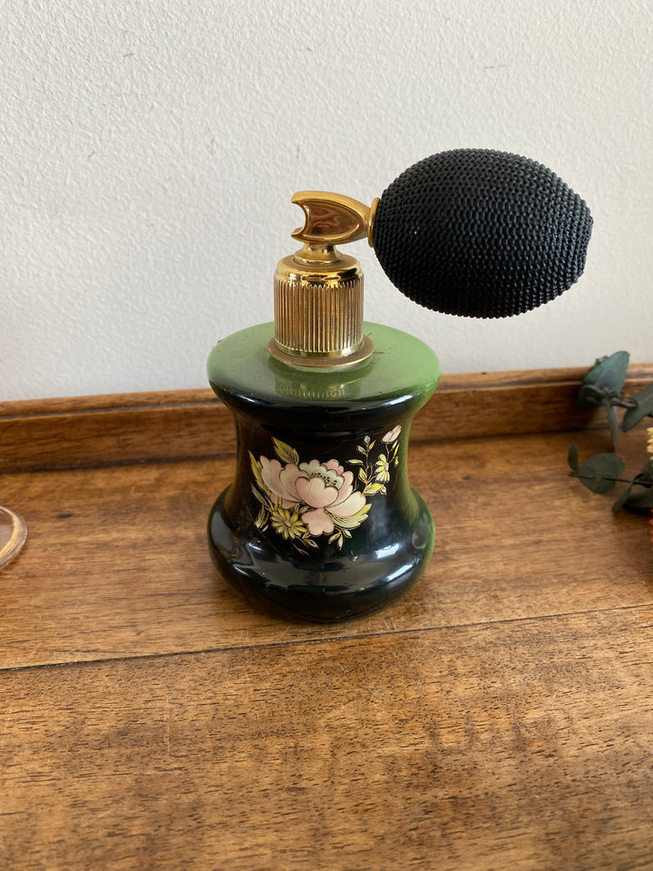 Eléments de toilette en opaline et verre colorés